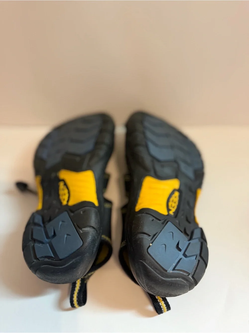 KEEN Unisex Kids SandalsBlack/Yellow Fisherman Closed Toe Drawstring